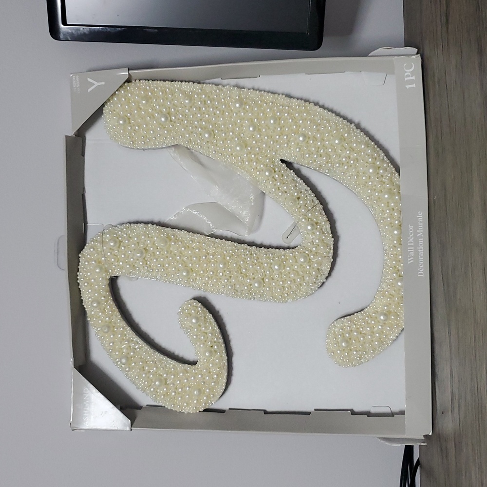 LETTER Y WALL DECOR
